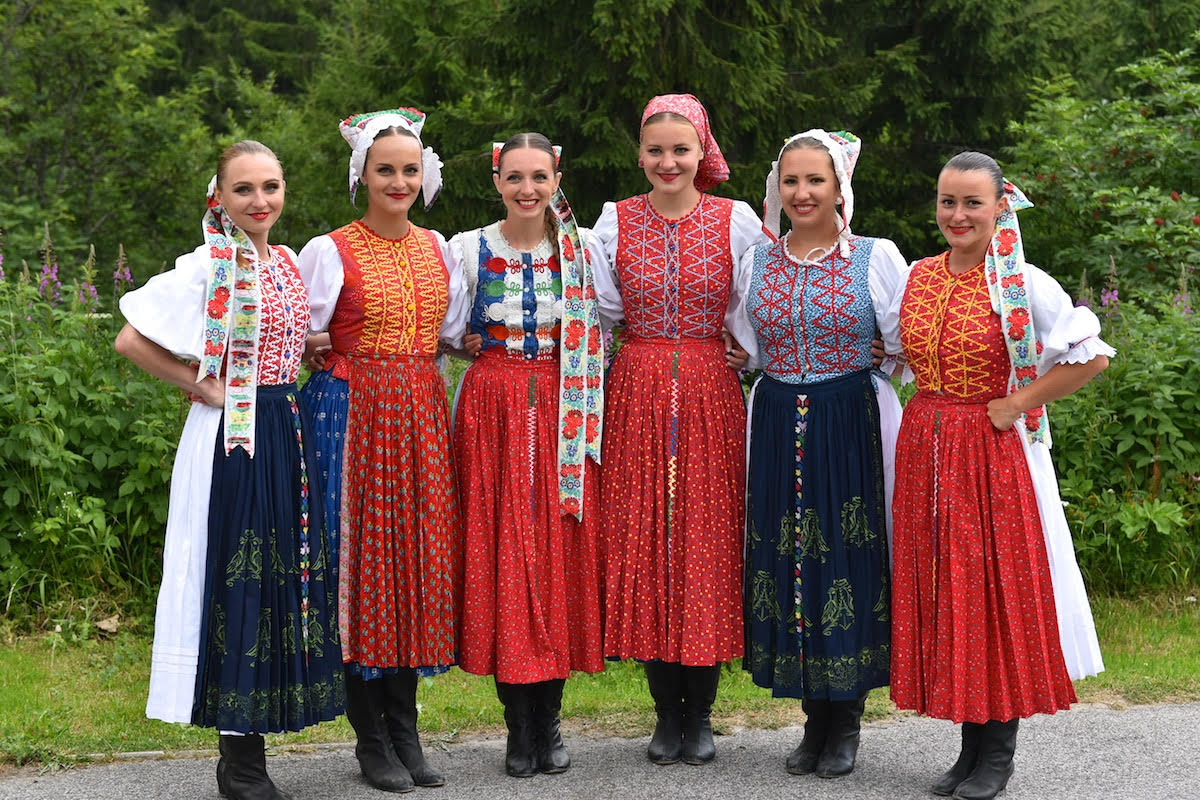 Lúčnica v Tatrách - Spievanie pri Štrbskom plese. Foto: Pavol Harum