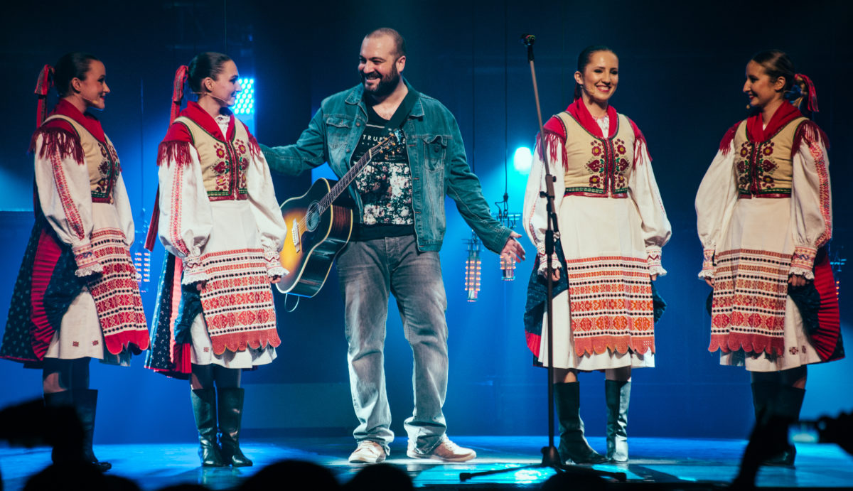 Ivan Tásler a tanečnice z Lúčnice, Made in Slovakia, Bratislava, 2014 (Foto: Katarina Oresanska)