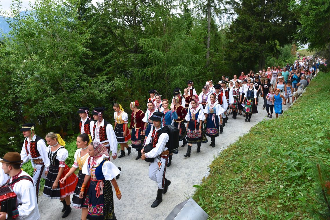 Lúčnica v Tatrách - Spievanie pri Štrbskom plese. Foto: Pavol Harum