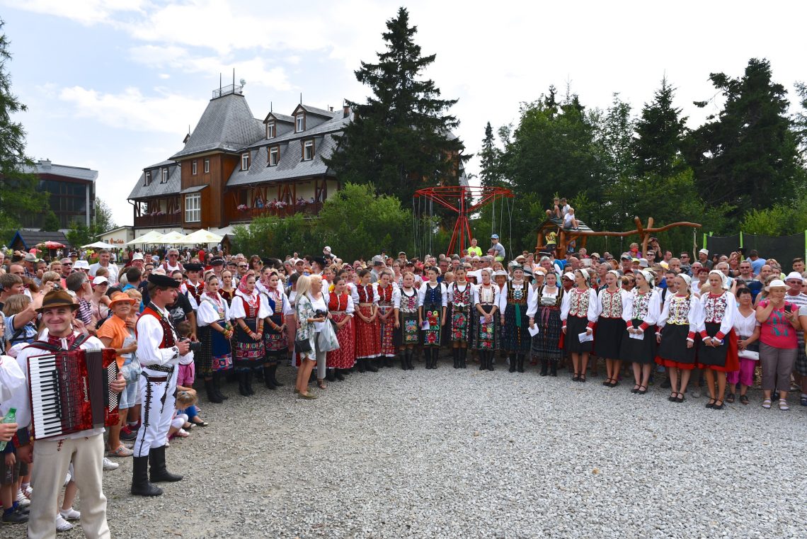 Lúčnica v Tatrách - Spievanie pri Štrbskom plese. Foto: Pavol Harum