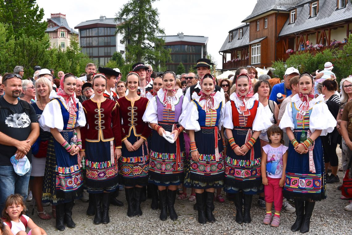 Lúčnica v Tatrách - Spievanie pri Štrbskom plese. Foto: Pavol Harum