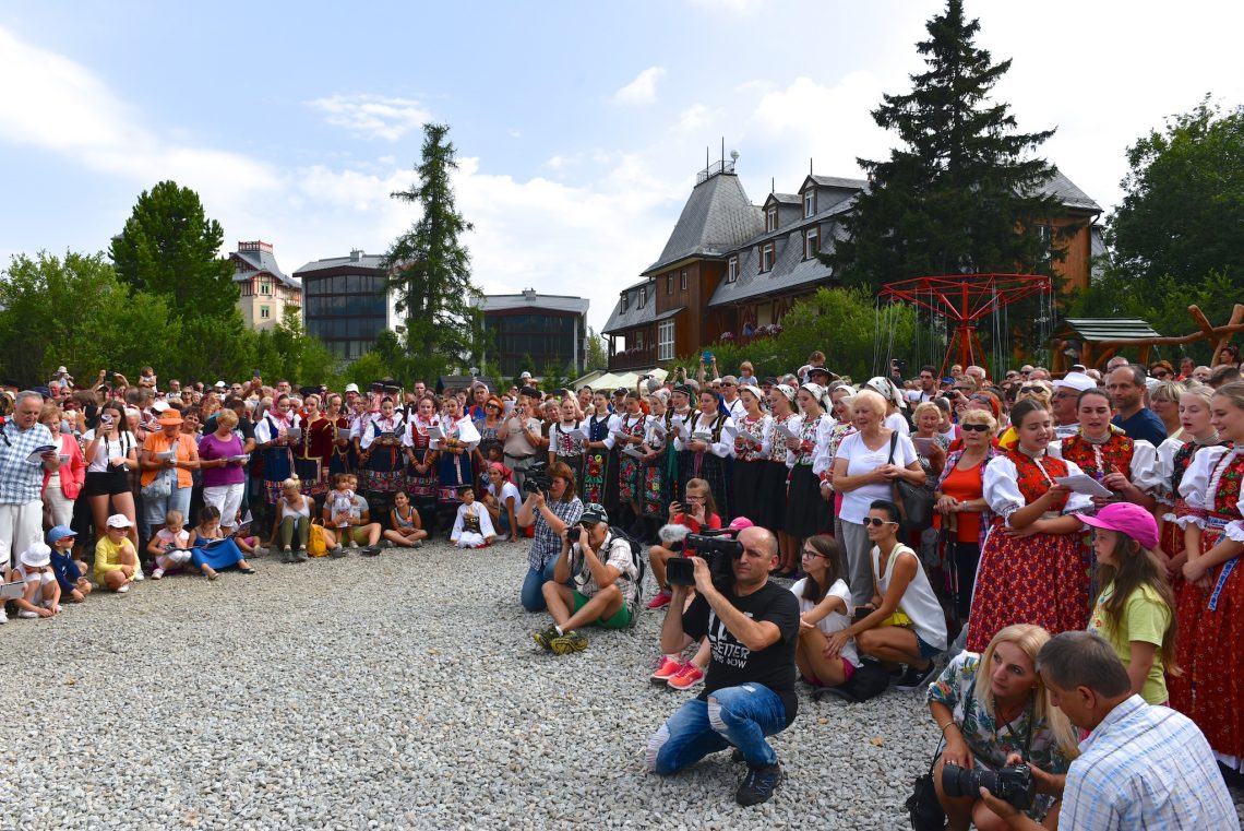 Lúčnica v Tatrách - Spievanie pri Štrbskom plese. Foto: Pavol Harum