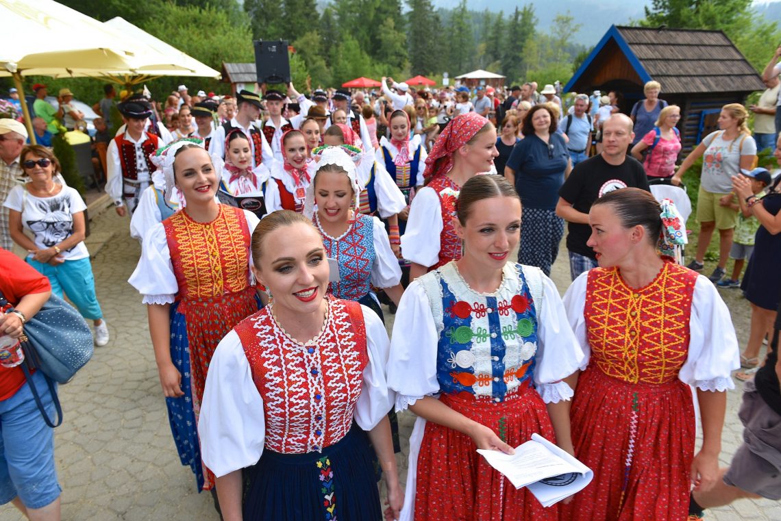 Lúčnica v Tatrách - Spievanie pri Štrbskom plese. Foto: Pavol Harum
