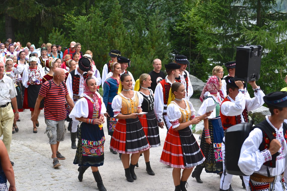 Lúčnica v Tatrách - Spievanie pri Štrbskom plese. Foto: Pavol Harum