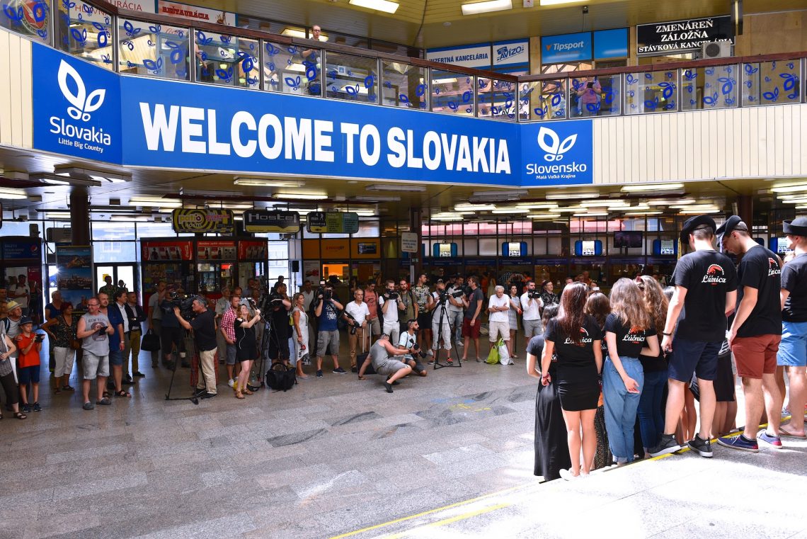 Lúčnica v Tatrách - Lúčnica spievala pred odchodom do Tatier na Hlavnej stanici v Bratislave. Foto: Pavol Harum