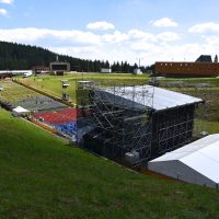 Večerné predstavenie Lúčnice pod skokanskými mostíkmi v Tatrách. Foto: Pavol Harum