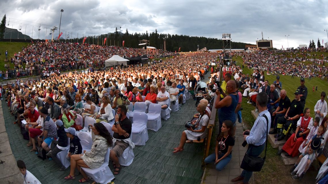 Večerné predstavenie Lúčnice pod skokanskými mostíkmi v Tatrách. Foto: Pavol Harum