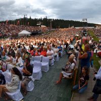 Večerné predstavenie Lúčnice pod skokanskými mostíkmi v Tatrách. Foto: Pavol Harum